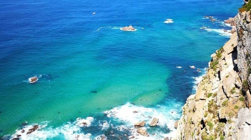 Mar en el cabo da Roca, en un día con sol