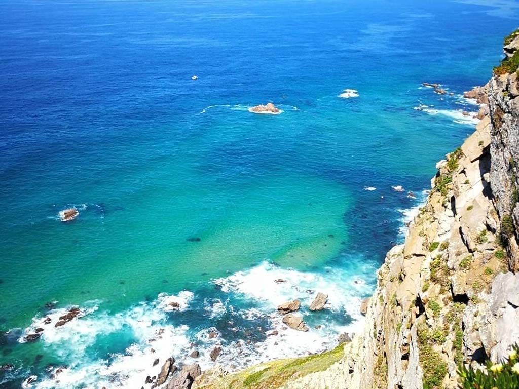 Mar en el cabo da Roca, en un día con sol