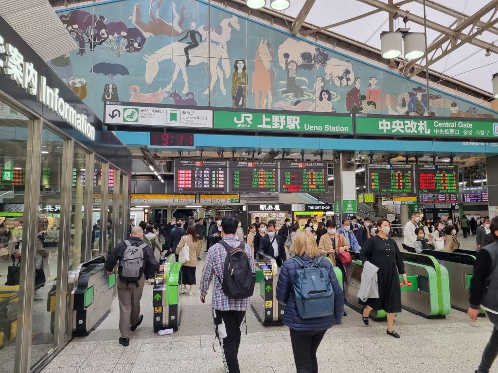 tornos entrada estación ueno de tokio