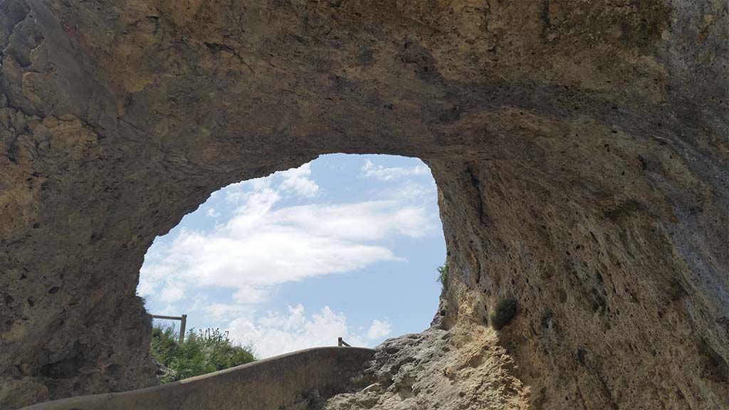 Dentro del Ventano del Diablo, la formación rocosa