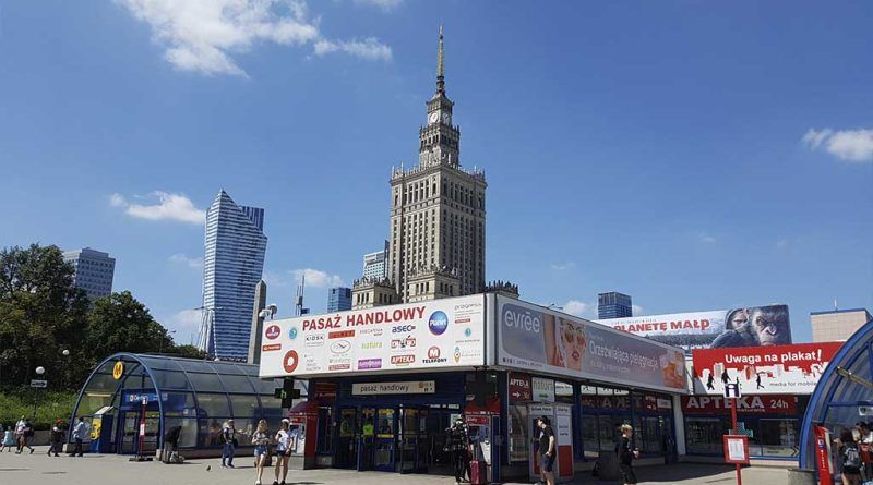Cajero junto a una estación en el centro de Varsovia