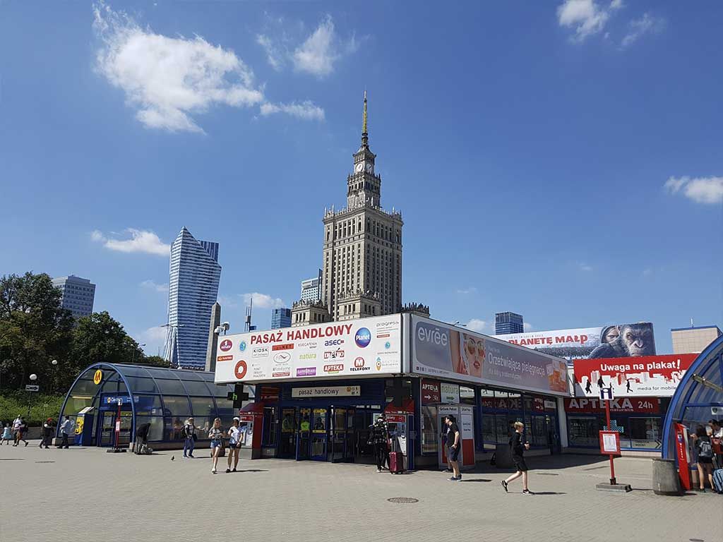 Cajero junto a una estación en el centro de Varsovia