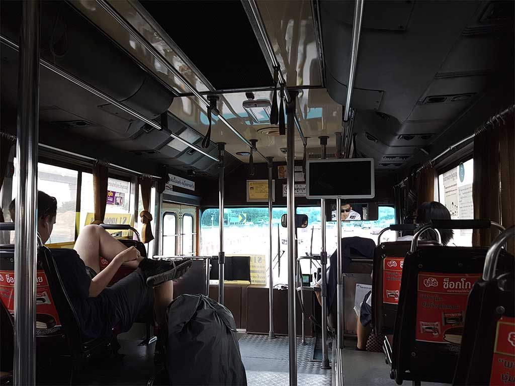 Interior del bus S1 del aeropuerto de Bangkok a la ciudad