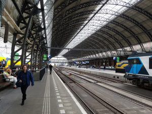 Cómo ir del aeropuerto de Ámsterdam Schiphol al centro en tren o bus