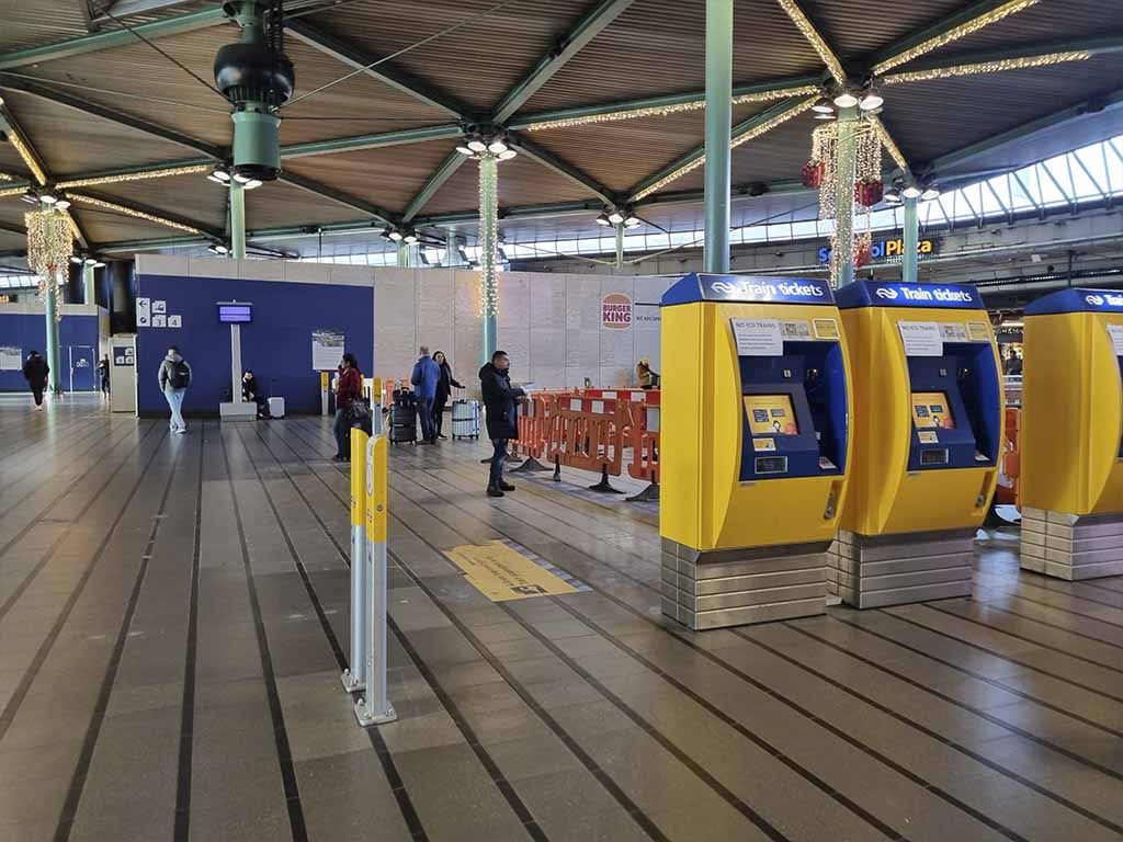 Máquinas para comprar el billete de tren en el aeropuerto de Ámsterdam