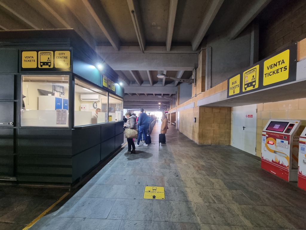 taquilla para comprar ticket para el bus del aeropuerto de sevilla