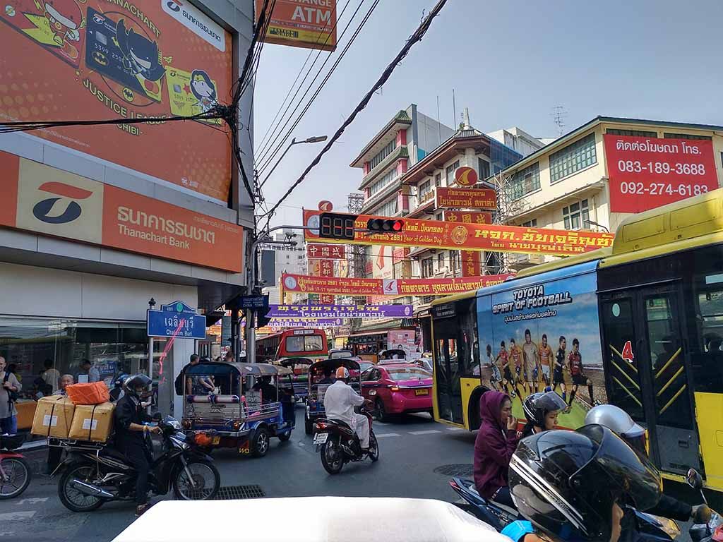 Calle de Bangkok donde puedes sacar dinero del cajero