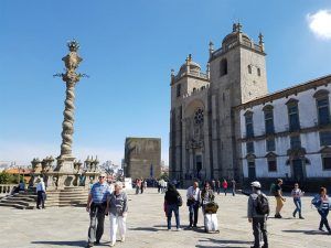 Plaza de la catedral de Oporto