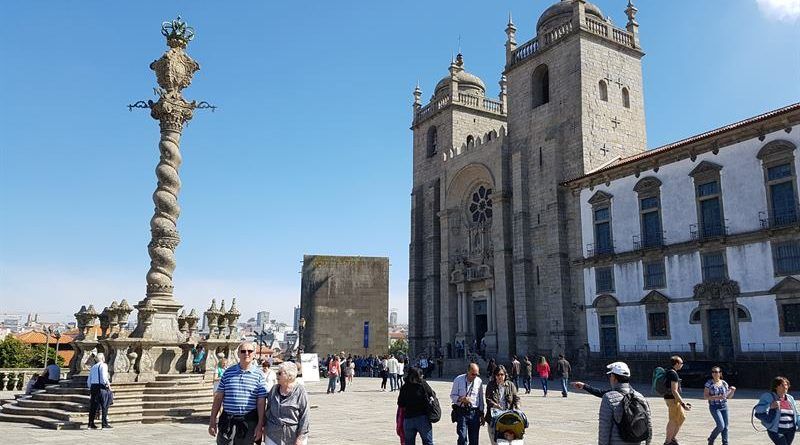 Plaza de la catedral de Oporto