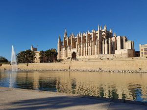 Vistas de la catedral de Palma de Mallorca desde el parque de la Mar
