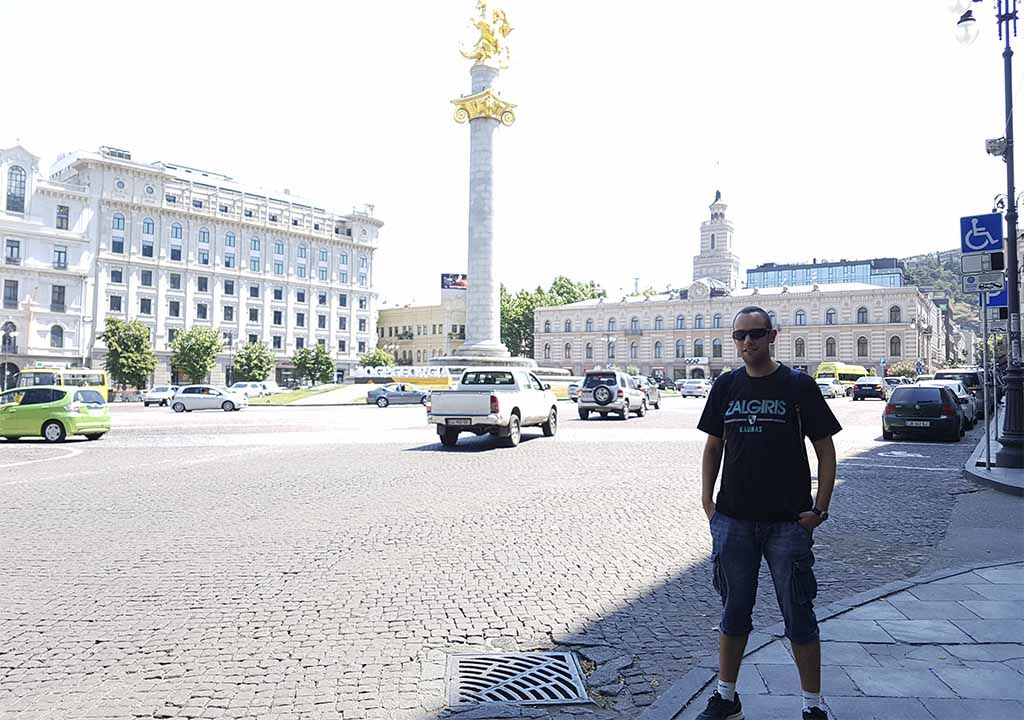 Plaza de la Libertad, donde para el autobús del aeropuerto a Tiflis