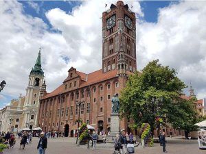 Plaza del mercado de Torun y la estatua de Copérnico