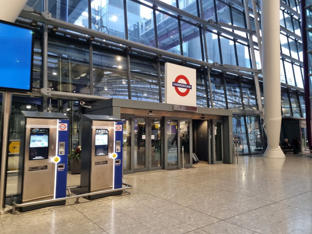 acceso al metro de londres en el aeropuerto de heathrow