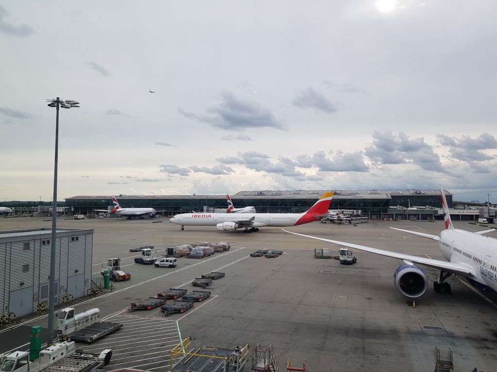 avion de iberia en el aeropuerto de heathrow de londres