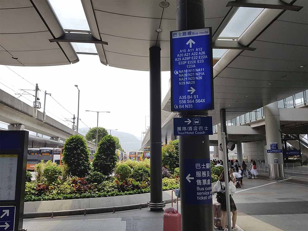 Cartel de información de los autobuses del aeropuerto de Hong Kong