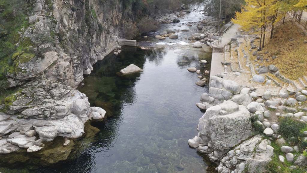 Piscina en la garganta de Alardos, en otoño