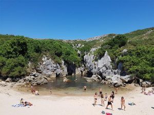 Playa de Gulpiyuri, en Asturias