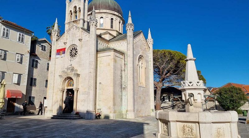 Plaza Belavista, con la iglesia de San Miguel Arcángel