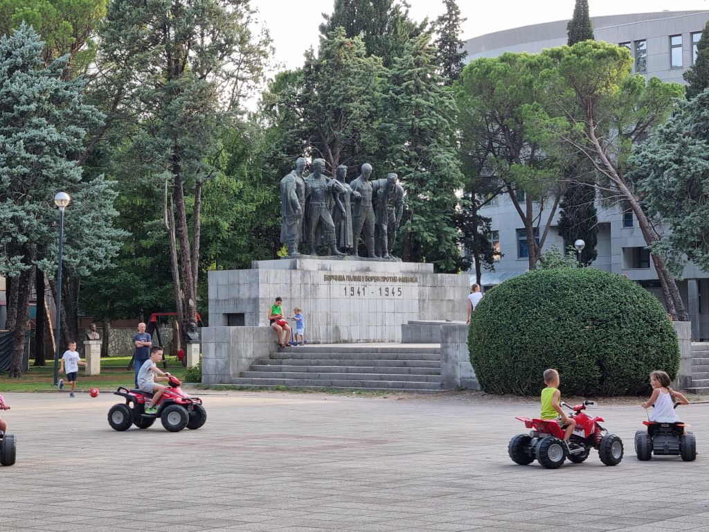 monumento caídos contra el fascismo parque trebinje
