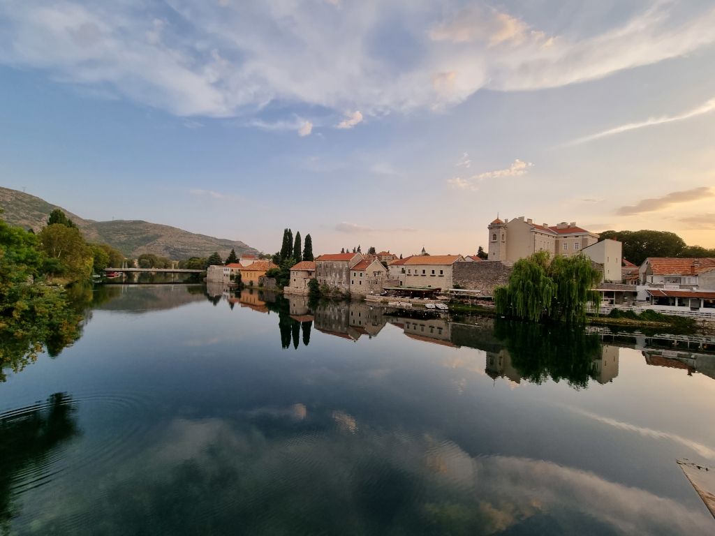 vistas de trebinje desde el otro lado del rio trebisnjica