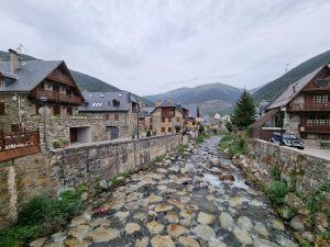 El río Nere a su paso por Viella, en el Valle de Arán