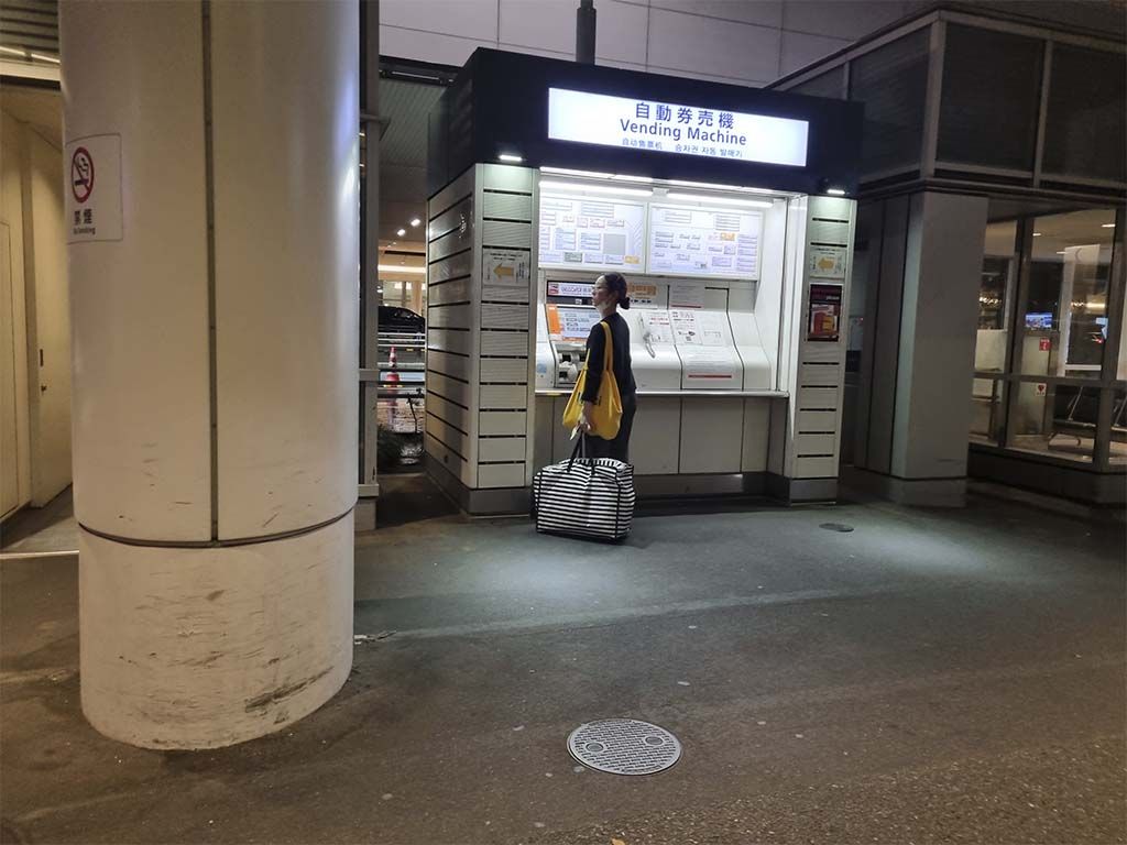 Máquina para comprar el ticket de bus en Haneda