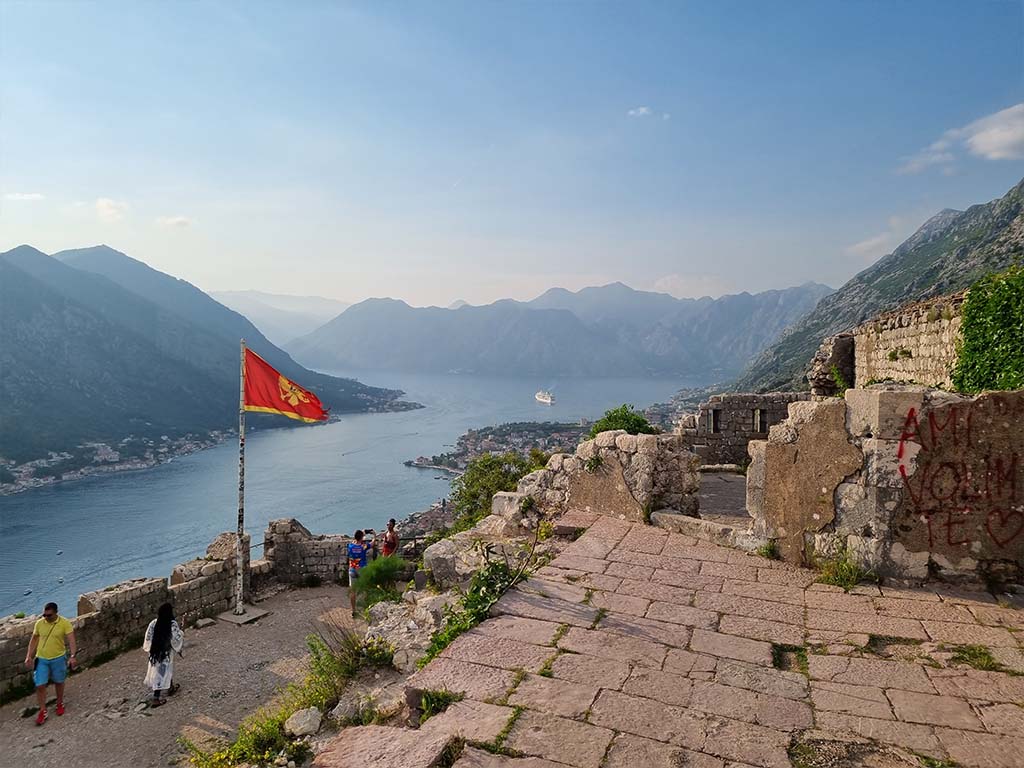 Castillo de San Juan, con la bahía de Kotor