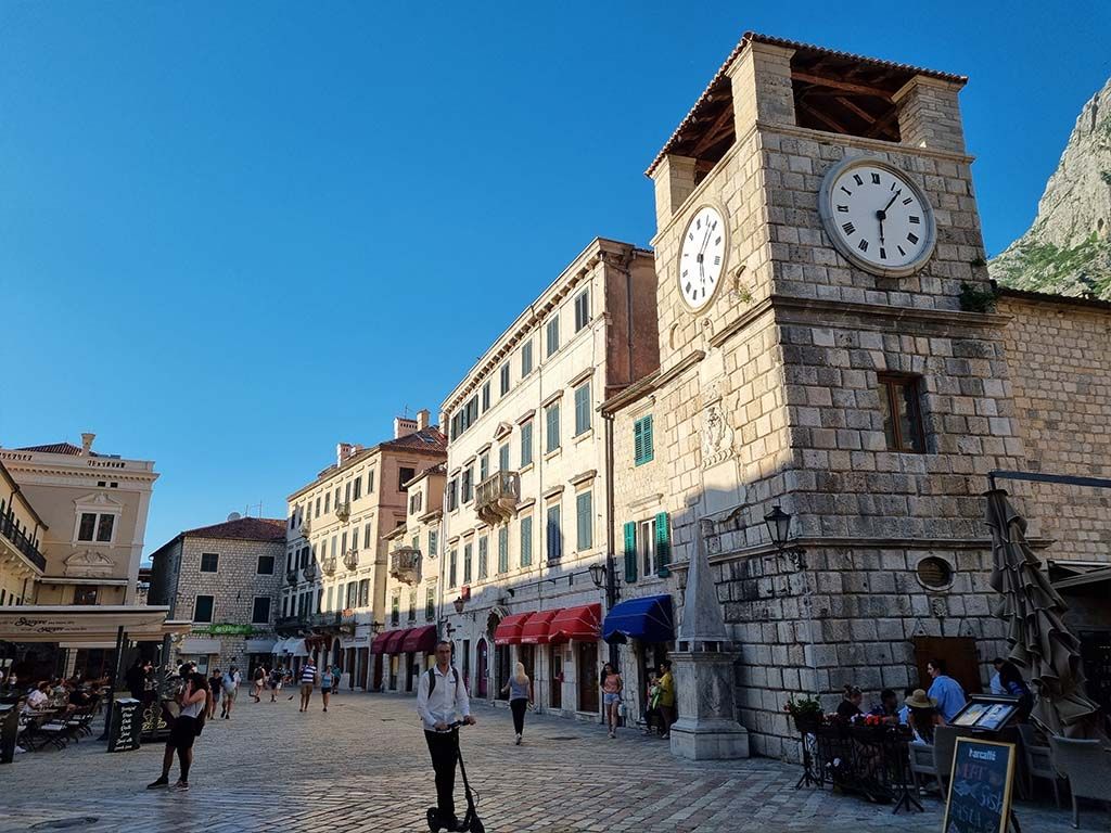 Plaza de Armas y torre del Reloj, en Kotor