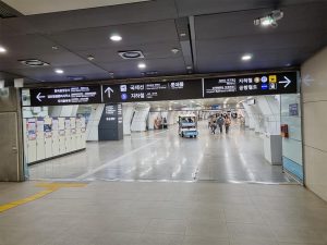Carteles de metro en el aeropuerto de Gimpo