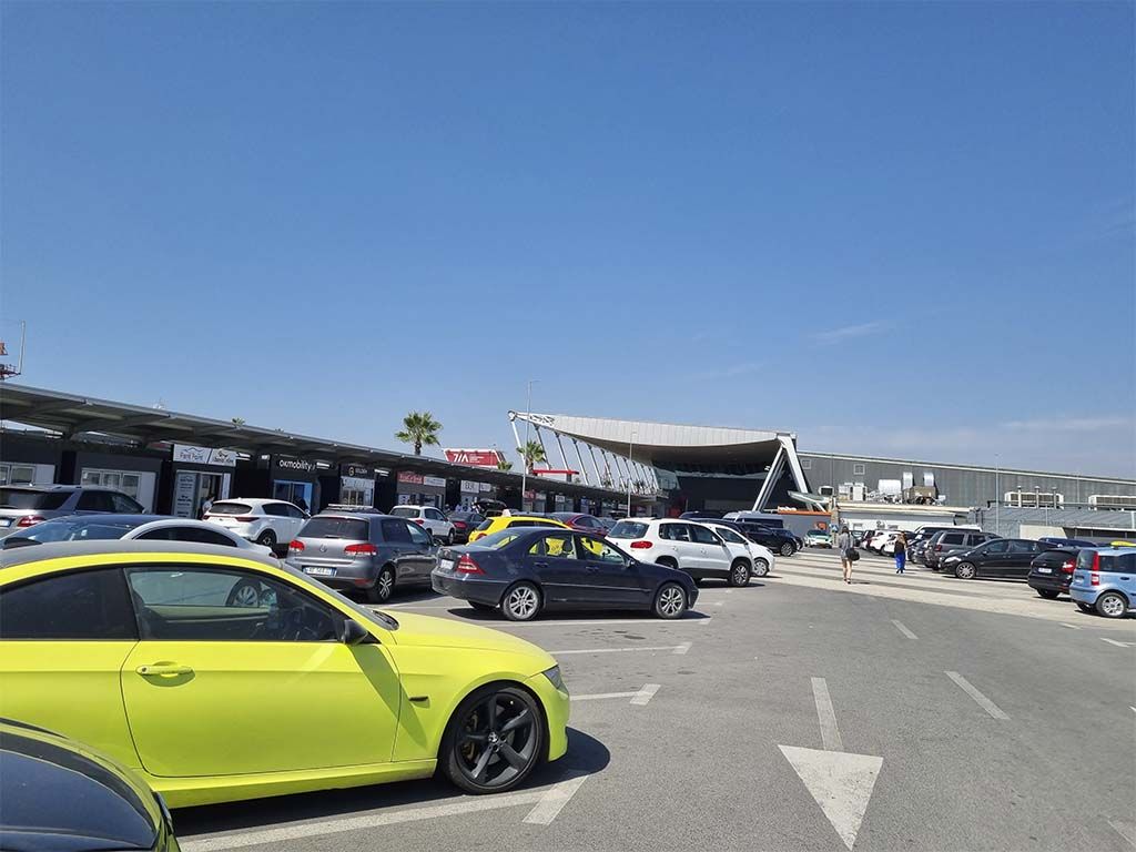 Parking del aeropuerto de Tirana, con coches de alquiler