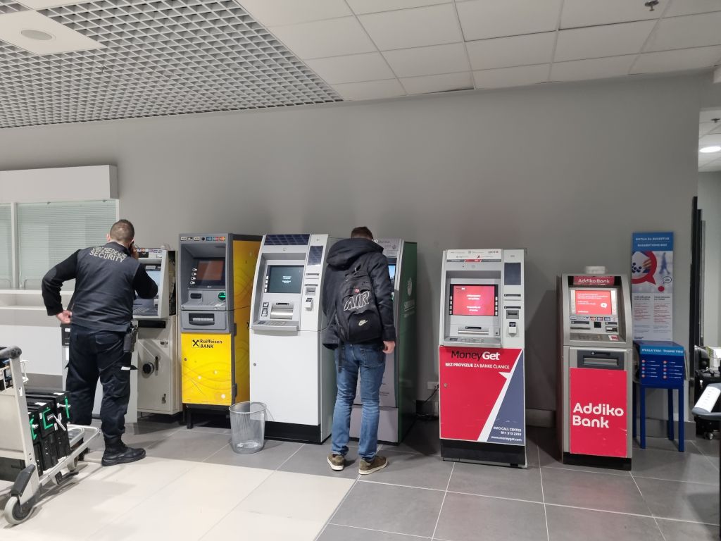 cajeros automáticos en el aeropuerto de belgrado
