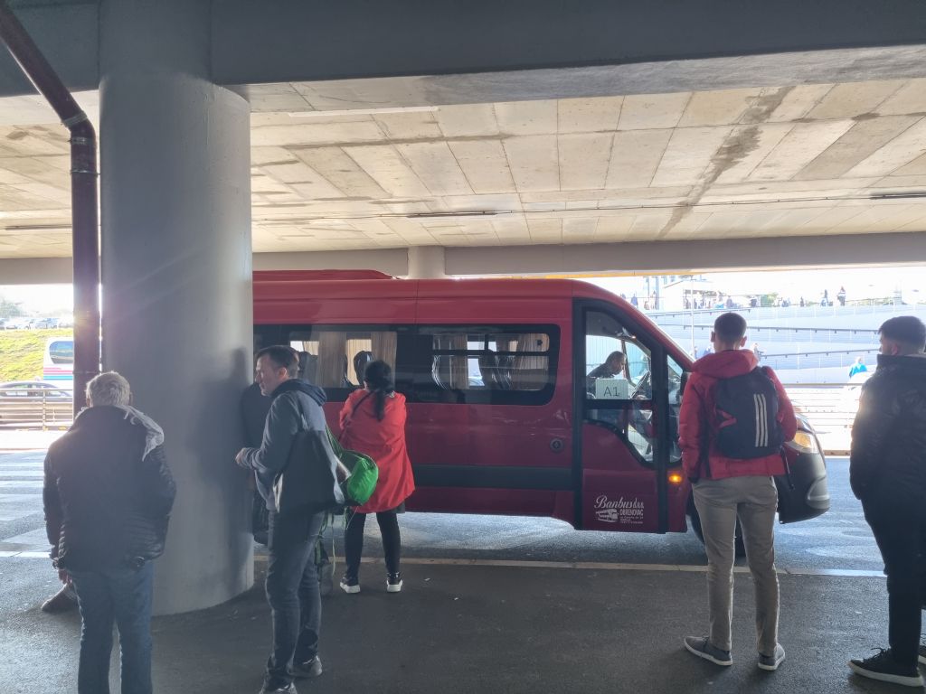 minibus a1 en la parada del aeropuerto de belgrado