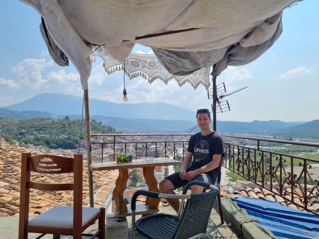alberto en una terraza en berat albania
