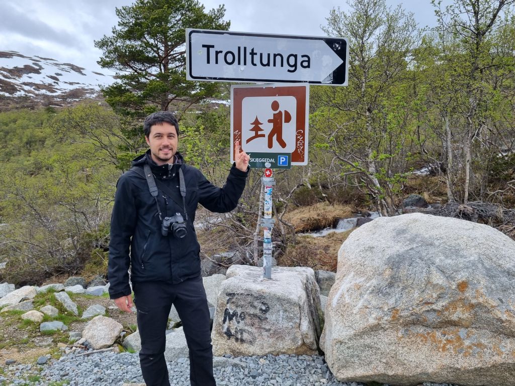 alberto en el inicio ruta del trolltunga noruega