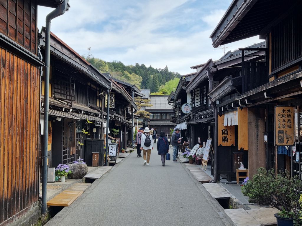 calle tradicional del centro de takayama
