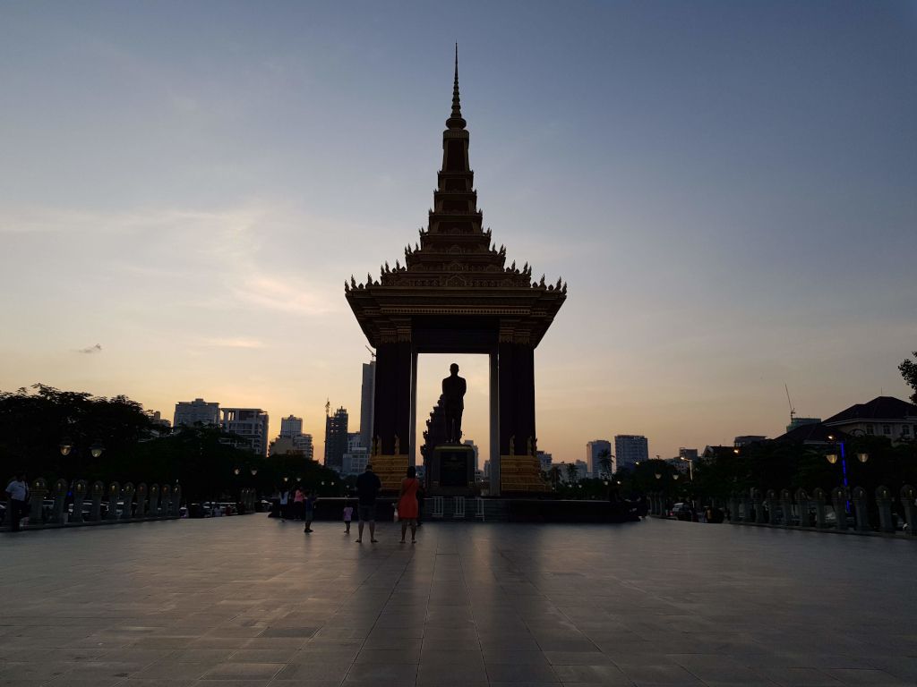 estatua de Norodom Sihanouk al atardecer en nom pen