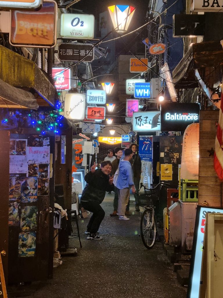 una de las calles de golden gai en tokio