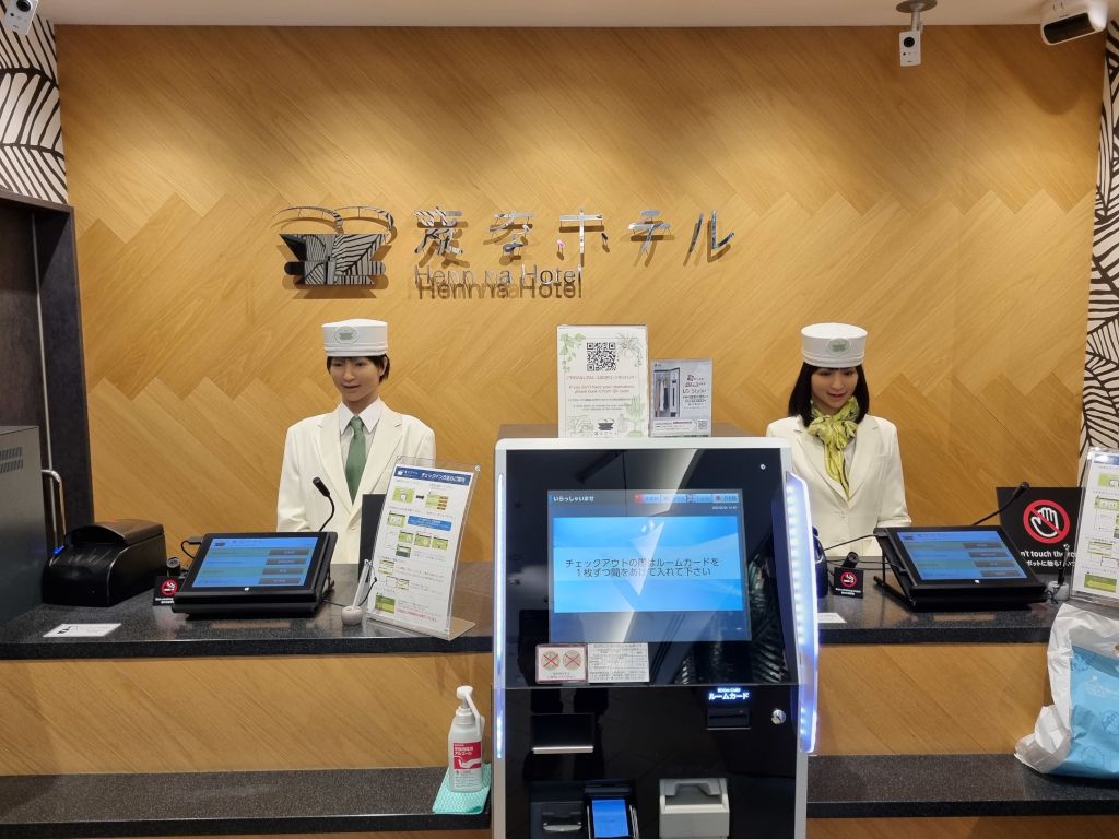 hotel hennna tokyo con robots en recepcion
