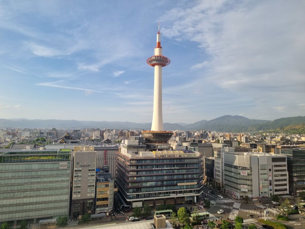 vistas de la kyoto tower desde la estación