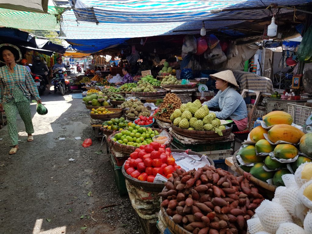 mercado en la calle de chau doc vietnam