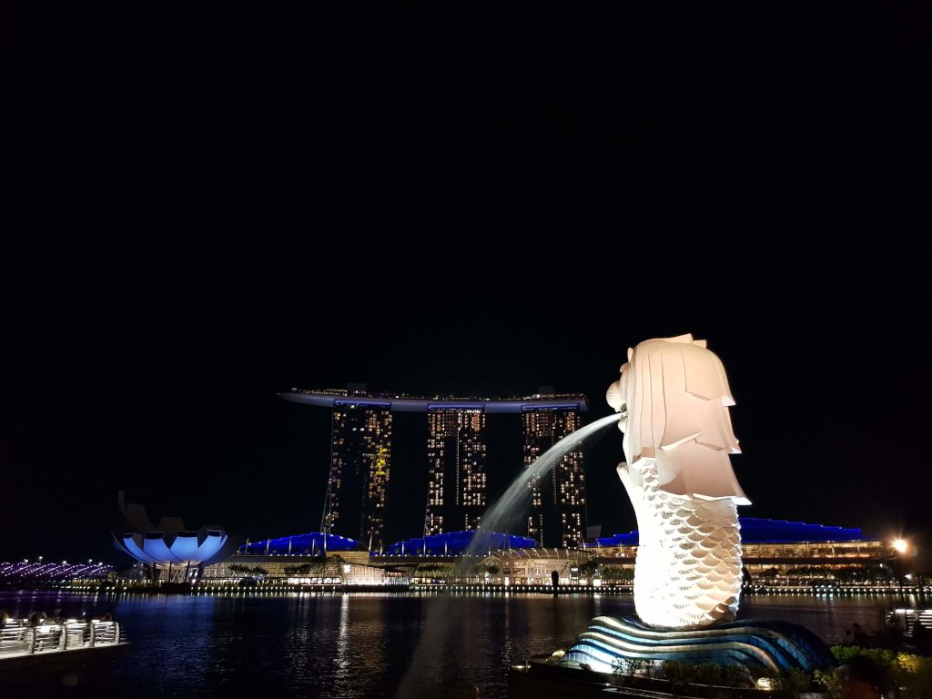 estatua merlion enfrente de marina bay sands