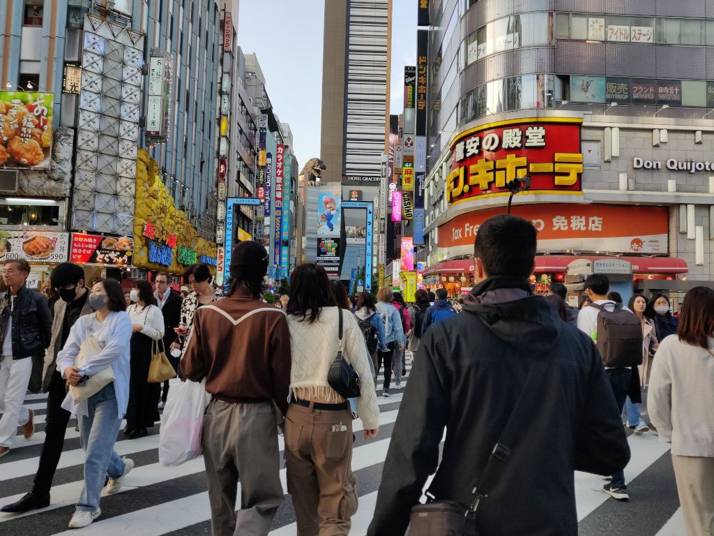 barrio de shinjuku con la estatua de godzilla al fondo