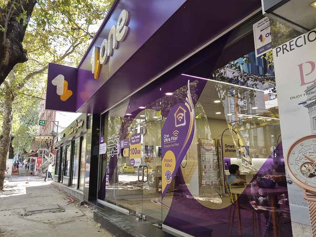 Tienda de ONE, en Albania