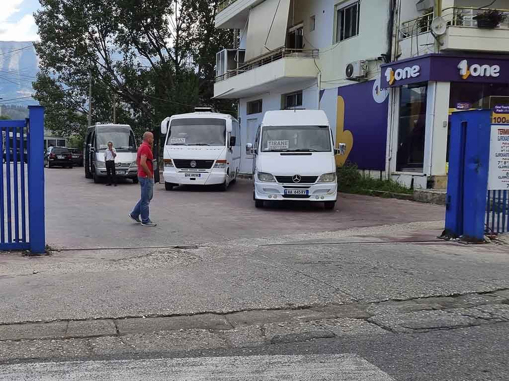 Tienda de ONE, en la estación de bus de Gjirokaster