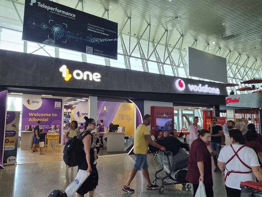 Tiendas de Vodafone y ONE en el aeropuerto de Tirana