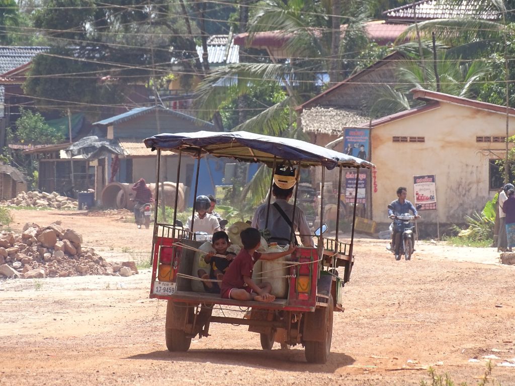 locales en camino de kampot
