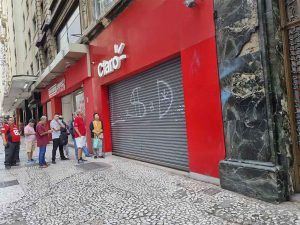Cola para entrar en la tienda Claro antes de que abra