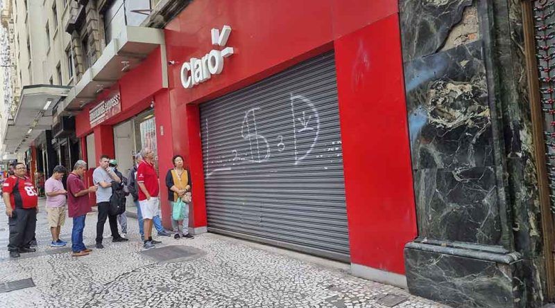 Cola para entrar en la tienda Claro antes de que abra