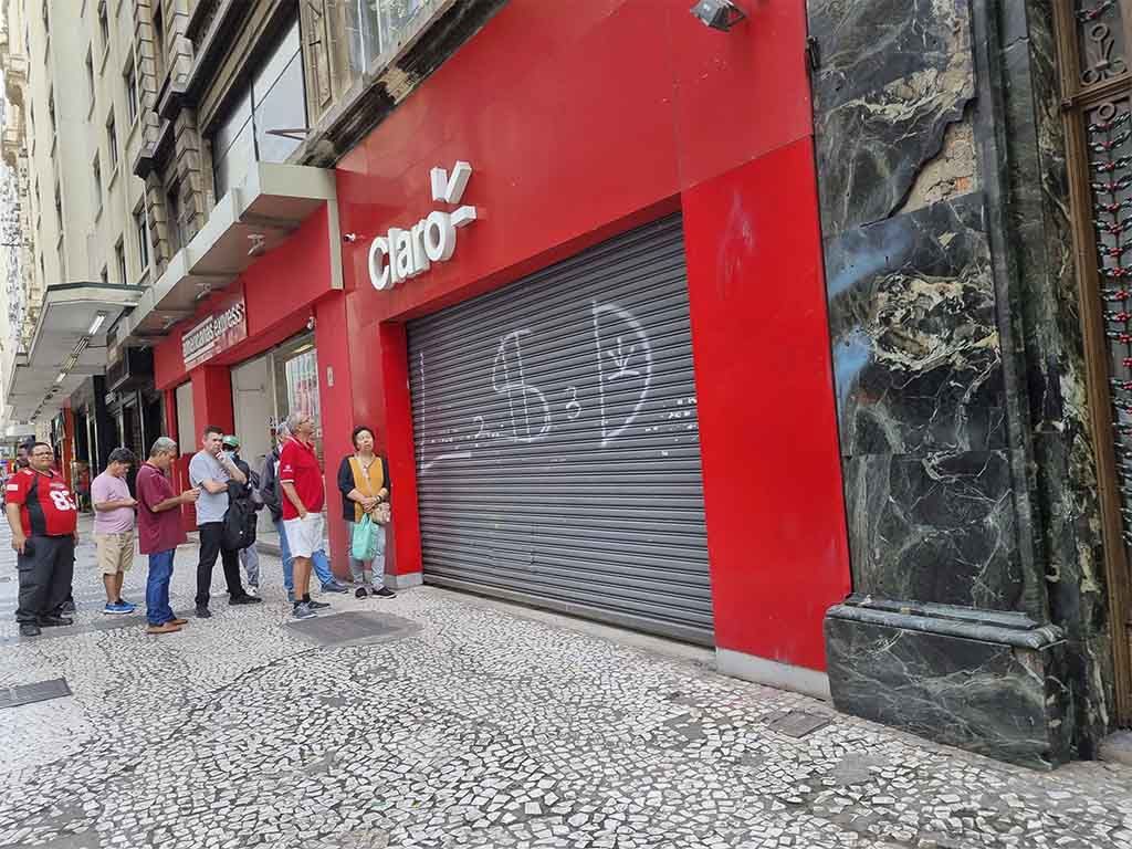 Cola para entrar en la tienda Claro antes de que abra