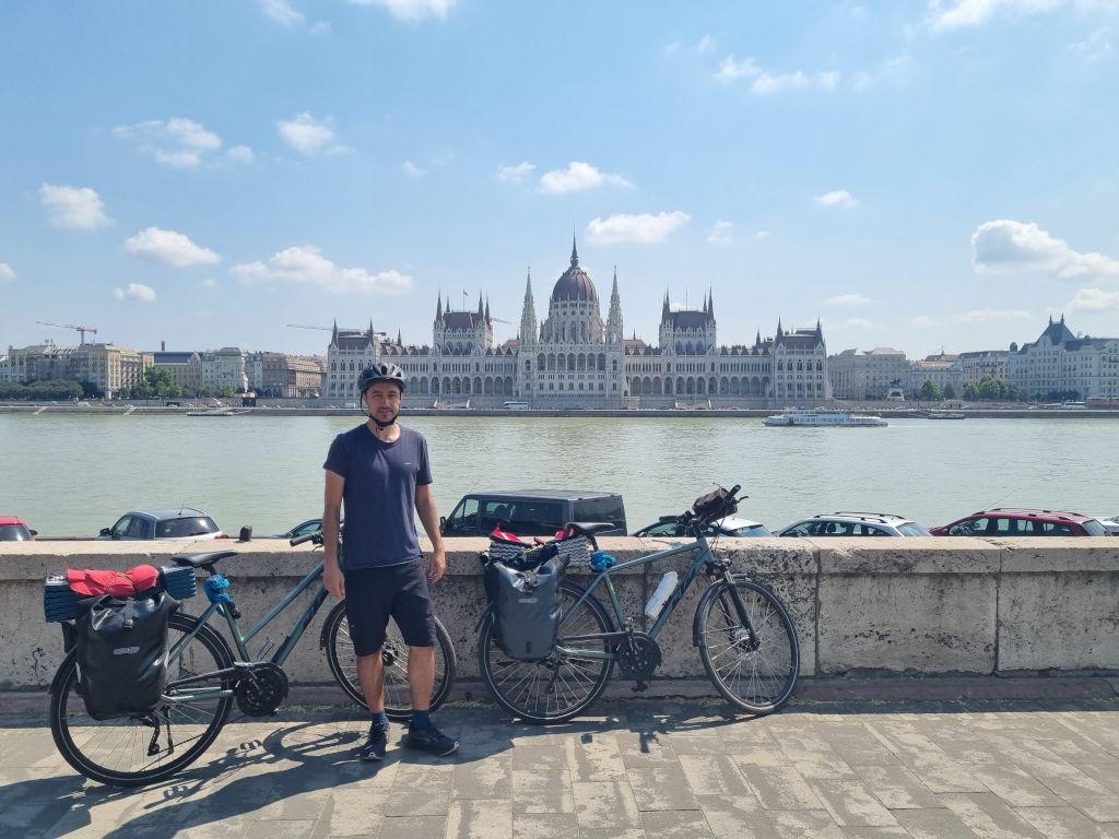 frente al parlamento de budapest tras terminar el camino del danubio entre viena y budapest